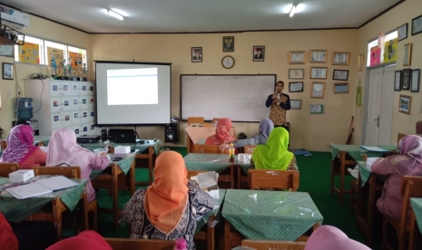 MTSN 3 Bogor menggelar workshop Matematika Nalaria Realistik (MNR) dan cara berpikir suprarasional dengan menghadirkan tim pelatih dari Klinik Pendidikan MIPA (KPM).