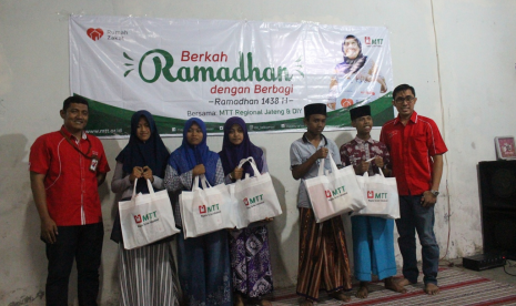 MTT dan Rumah Zakat berbuka puasa dengan anak-anak Panti Asuhan Darussalam