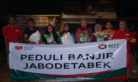 MTT Telkomsel bersama Rumah Zakat distribusi 50 paket bantuan untuk masyarakat terdampak banjir Jabodetabek tepatnya di Jalan Bina Warga RW 07 Kelurahan Rawajati, Kecamatan Pancoran, Jakarta Selatan.