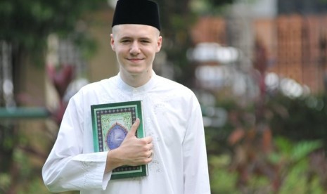 Mualaf asal Belanda, Mike Clercy usai membacakan sahadat di Masjid Sunda Kelapa, Jakarta