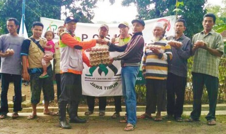 Mualaf Binaan LMI menyerahkan bantuan untuk korban longsor Ponorogo, Jawa Timur.