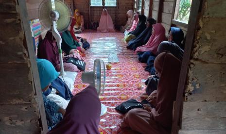 mualaf dari suku Akit di Pulau Rupat, pulau terluar Provinsi Riau di kawasan Utan Ayu Desa Sukadamai, Tanjung Medang.