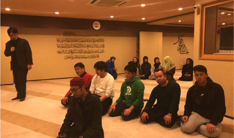 Mualaf Jepang saat mengikuti pelatihan shalat.