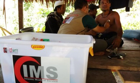 Mualaf suku Togutil di pedalaman Halmahera Timur mendapat layanan khitanan massal dan pemeriksaan kesehatan.