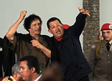 MUammar Gaddafi dengan sekutu dekatnya Presiden Venezuela Hugo Chavez