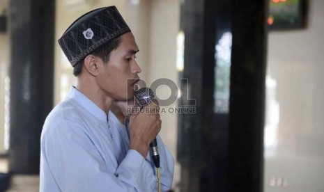 Lafal adzan dan iqamat merupakan ranah tauqifi yang tak ada ijtihad. Ilustrasi adzan 