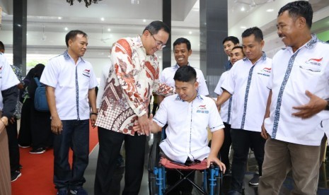 Muba Bergerak peduli sesama Dinsos Muba memberikan alat bantu bagi penyandang disabilitas.