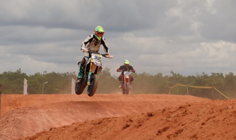 Supermoto, ilustrasi. Subdirektorat Penegakan Hukum Direktorat Lalu Lintas Polda Metro Jaya menjatuhkan sanksi tilang terhadap 21 pengendara sepeda motor jenis supermoto yang menerobos masuk ke Jalan Tol JORR Kelapa Gading-Pulogebang, Jakarta Timur.