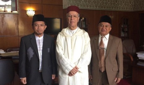 Muchlis M Hanafi (kiri) dan Muhyiddin Junaidi (kanan) bertemu Menteri Wakaf Maroko,  Muhammad Taufik,  saat transit di Bandara Doha,  Qatar, sebelum ke Irak.