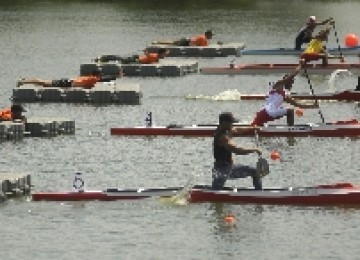 Muchlis, pedayung Indonesia, meraih medali perunggu nomor kayak tunggal (k1) 1.000 meter di Danau Cipule, Karawang, Jumat (11/11).