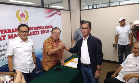 Muddai Madang (jaket hitam) menyerahkan formulir pendaftaran calon ketua umum Komite Olahraga Nasional Indonesia (KONI) Pusat periode 2019-2023 di Kantor KONI Pusat, Jakarta, Jumat (21/6).