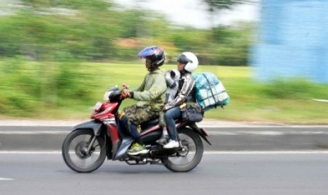 Mudik adalah sebuah upaya berbakti anak-anak kepada orang tua yang jauh dan lama tidak ditemui.