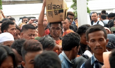 Mudik Awal: Antrean penumpang ketika memasuki Stasiun Pasar Senen, Jakarta, Rabu (8/7). 