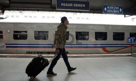 Penumpang bersiap menaiki KA Kertajaya tujuan Surabaya di Stasiun Pasar Senen, Jakarta