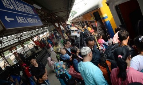 Mudik Awal: Sejumlah penumpang bersiap menaiki KA Kertajaya tujuan Surabaya di Stasiun Pasar Senen, Jakarta, Rabu (8/7).