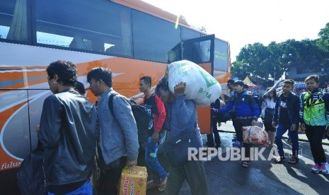 Mudik: Para pemudik memasukan barang bawaannya ke dalam bagasi bus di Terminal Cicaheum, Kota Bandung, Jumat (1/7).