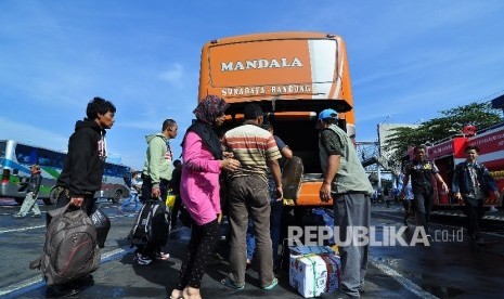 Mudik: Para pemudik memasukan barang bawaannya ke dalam bagasi bus di Terminal Cicaheum, Kota Bandung, Jumat (1/7).