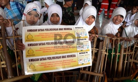 Anak-anak bermain angklung.