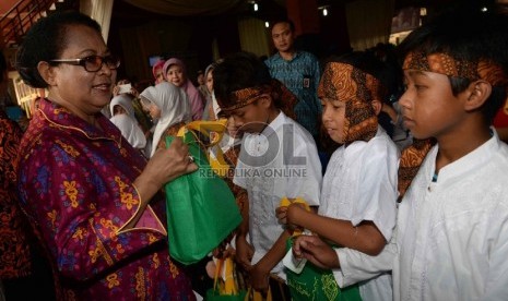 Mudik Ramah Anak: Menteri Pemberdayaan Perlindungan Perempuan dan Anak (PPA) Yohana Yembise meninjau Terminal Kampung Rambutan, Jakarta Timur, Jumat (10/7). 