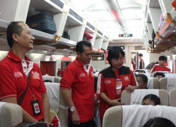 Mudik Telkomsel:  VP Jabotabek Jabar Venusiana Papasi (kanan) General Manager Strategic Marketing Tavadi Rismayuda (kiri) serta serta Kepala Stasiun Gambir Edy Kuswoyo (tengah) saat melepas pelanggan Telkomsel yang mengikuti Mudik Gratis Akbar Telkomsel, d