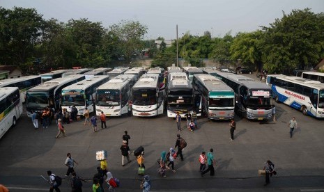 Mudik Terminal Kampung Rambutan: Pemudik mulai memadati terminal Kampung Rambutan, Jakarta, Jumat (10/7).