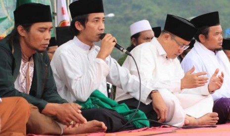 Mudir Aam Jatman, KH Wafiuddin Sakam (tengah).