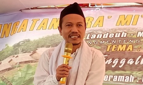 Mudir Ma'had Darulhusna Bogor Dr Pahrurroji M Bukhori saat memberi ceramah pada peringatan Isra Miraj di Kampung Mualaf Baduy, Lebak, Banten, Rabu (3/4).