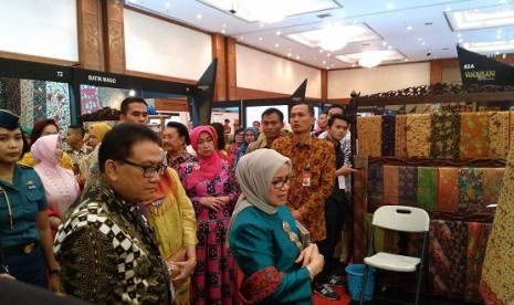 Mufidah Jusuf Kalla saat membuka Pameran Batik 'Warisan 2016'