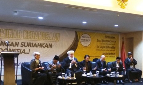 Mufti Agung Damaskus Suriah Syekh Adnan al-Afyouni (tengah) memimpin doa dalam Seminar Internasional 'Jangan Suriahkan Indonesia' di Jakarta, Kamis (1/11)