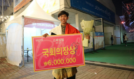 Mufti Arisandi, mahasiswa Universitas Amikom Yogyakarta, yang tergabung dalam Tim Rampoe Indonesia, yang berhasil meraih juara pertama atau medali emas di ajang Wonju Dynamic Dancing Carnival 2018.