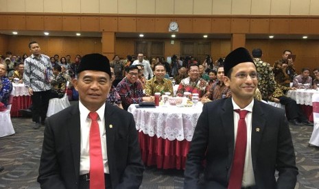 Muhajdir Effendy (kiri) menyerahkan jabatan Menteri Pendidikan dan Kebudayaan kepada Nadiem Anwar Makarim periode 2019-2024 di Gedung Kemendikbud, Jakarta Pusat, Rabu (23/10).