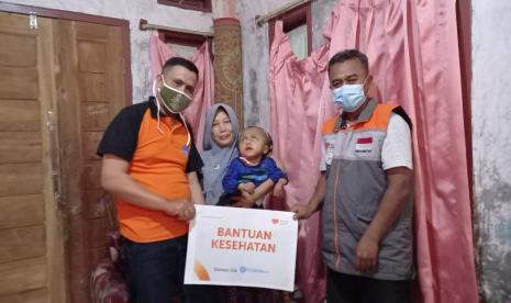 Muhamad Fahri (11 tahun) yang menderita lumpuh otak mendapat bantuan dari Rumah Zakat.