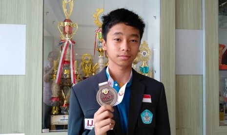 Muhammad Adyan Dafi meraih medali perak pada ajang International Junior Science Olympiad (IJSO) ke-16 yang digelar di Doha, Qatar pada 3-12 Desember lalu. .