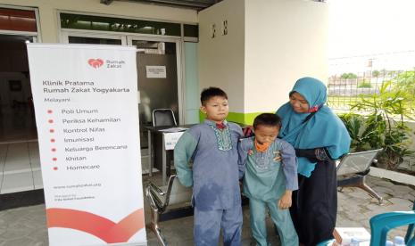  Muhammad Ahnaf dan Muhammad Abyna adalah 2 orang yatim yang mengikuti acara khitanan yang diselenggarakan Rumah Zakat pada Selasa (10/11). Khitanan tersebut dilaksanakan di Klinik Pratama Rumah Zakat di Jalan Parangktritis KM 10 Rendeng Kulobongabusan, Timbulharjo, Bantul.