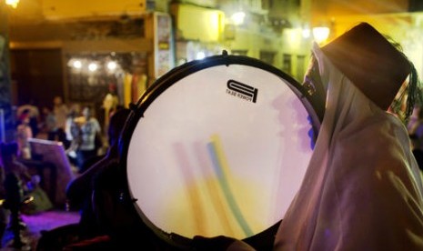 Muhammad al-Tunsi (45 tahun), seorang mesaharati (orang yang membangunkan sahur) membangunkan warga Mesir dengan drumnya untuk santap sahur di El-Moez Street, Kairo, Rabu, 15 Juni 2016.