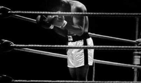 Muhammad Ali berdoa usai mengalahkan George Foreman pada 1974  