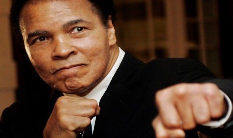 Muhammad Ali berpose saat upacara Penghargaan Kristal di Forum Ekonomi Dunia (WEF) di Davos, Swiss.