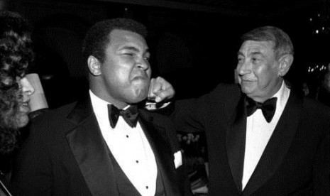 Muhammad Ali bersama penyiar olahraga Howard Cosell pada 13 April 1981.