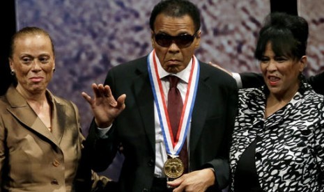 Muhammad Ali (tengah) bersama istrinya Lonnie Ali (kiri) dan kakak iparnya Marilyn Williams pada 13 September 2012.