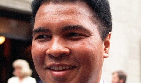 Muhammad Ali tersenyum saat mengunjungi New York pada 1995.