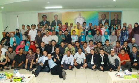 Muhammad Darwis Nasution with fellow Pesantren Al Kautsar Al Akbar alumni in Medan