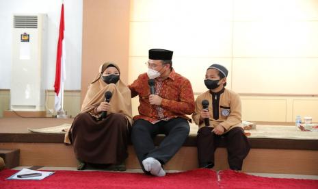 Muhammad Dzaki Algafari, darinya lafaz adzan menggema di Gedung Mahligai, Rumah Dinas Gubernur Bangka Belitung (Babel). Seruan untuk menunaikan ibadah salat bagi umat Islam itu. Mendengar adzan yang  dikumandangkannya,  Gubernur Erzaldi Rosman tampak tersentuh saat mendengar lantunan merdu seorang hafidz cilik itu. 