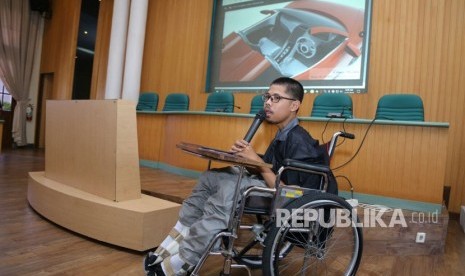 Muhammad Fahmi Husaen, penyandang disabilitas peraih Best Desain di Electric Car Design Contest yang digelar Muscle Car Indonesia (MCI) 2018.  Fahmi sendiri merupakan mahasiswa angkatan 2016 Prodi Komputer dan Sistem Informasi Sekolah Vokasi Universitas Gadjah Mada. Jum'at (16/3). 