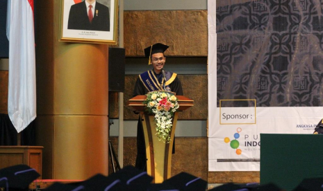 Muhammad Hafizhuddin Al Ghifary, dari Fakultas Ilmu Sosial dan Ilmu Politik, Prodi Hubungan Internasional, yang menjadi wisudawan terbaik periode XVIIi Universitas Al-Azhar Indonesia (UAI), memberikan pidatonya pada saat acara wisuda. Ia dihadiahi umroh oleh UAI sebagai wisudawan terbaik.