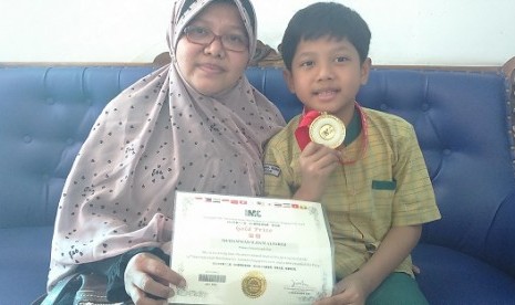 Muhammad Ilham Al-Farisi, siswa kelas empat SDIT Ummul Quro, Kota Bogor meraih medali emas di ajang International Mathematics Contest Singapura (IMCS) 2016.