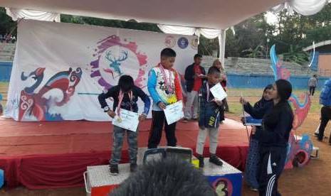 Muhammad Iqbal Hajid, siswa SD Prestasi Global, menjuarai IPB Archery Open.