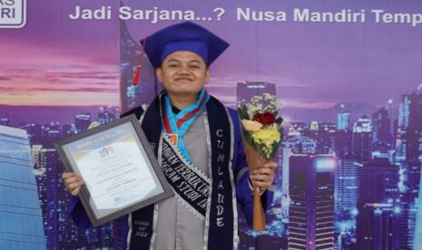 Muhammad Iqbal Hermawan menjadi wisudawan terbaik dari Prodi Informatika UNM.