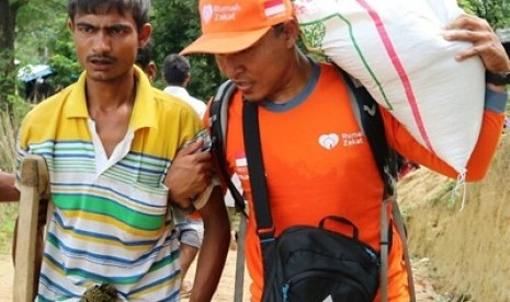 Muhammad Kasan, salah satu pengungsi Rohingya mengantri bantuan kemanusiaan saat im yang tergabung dalam Aliansi Kemanusiaan Indonesia (AKIM) hari Sabtu lalu (7/10) kembali mendistribusikan bantuan pangan. 