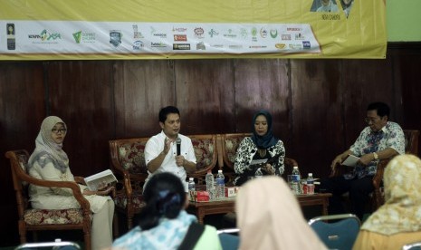 Muhammad Nur Rizal (kedua kiri) dan istrinya, Novi Candra (kedua kanan), serta Prof Suyanto (paling kanan) saat menjadi pembicara dalam bedah buku 'Sekolah Nir Kekerasan' dalam rangkaian acara Tabligh Akbar Republika 2016 di Aula Masjid Syuhada, Sabtu (31/12) sore.