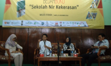 Muhammad Nur Rizal (kedua kiri) dan istrinya, Novi Candra (kedua kanan) saat menjadi pembicara dalam bedah buku 'Sekolah Nir Kekerasan' dalam rangkaian acara Tabligh Akbar Republika 2016 di Aula Masjid Syuhada, Sabtu (31/12) sore.